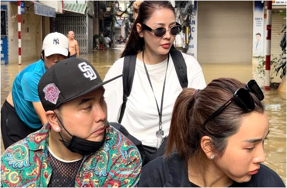 Ưng Hoàng Phúc đáp trả khi bị nói đi từ thiện vùng lũ như tới chỗ nước cao cho đẹp: “Chỉ cần 1 câu thôi, bên kia im lặng liền”