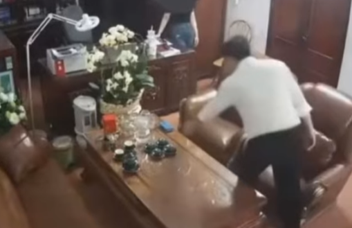 Người đàn ông xuất hiện trong loạt clip thân mật ‘gây bão’ chính thức bị buộc thôi việc: Dân mạng cho rằng mức xử lý này còn quá nhẹ cho một vụ việc làm ảnh hưởng danh tiếng ngành giáo dục!