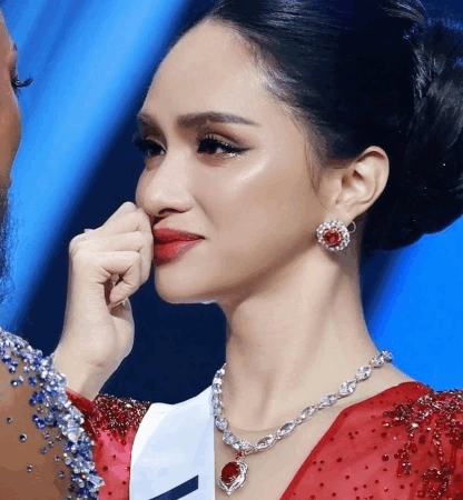 Hương Giang bật khóc ngay trên sân khấu chung kết Miss Universe: ‘Tôi dặn lòng không khóc nhưng…