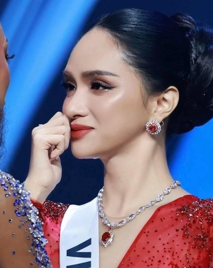 Hương Giang bật khóc ngay trên sân khấu chung kết Miss Universe: ‘Tôi dặn lòng không khóc nhưng…