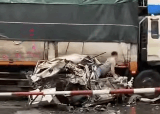 Ô tô nát như cục giấy vò sau tai nạn, tài xế không một vết trầy xước, tự mở cửa chui ra ngoài khiến nhiều người kinh ngạc