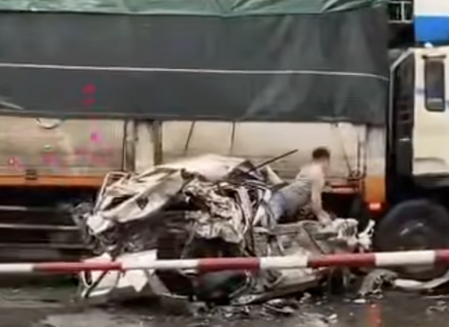 Ô tô nát như cục giấy vò sau tai nạn, tài xế không một vết trầy xước, tự mở cửa chui ra ngoài khiến nhiều người kinh ngạc