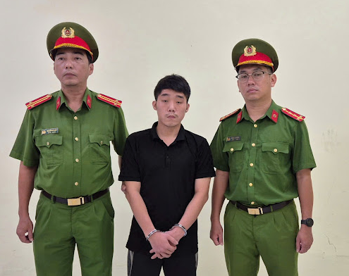 Tíc tóc cơ ‘Dù Bầu Trời’ bị bắt: Đăng clip miệt thị vùng miền gây phẫn nộ!