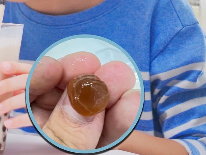 KHÔNG THỂ CHỦ QUAN! Bé 3 tuổi t.ử v.ong thương tâm vì nghẹn trân châu trong ly trà sữa