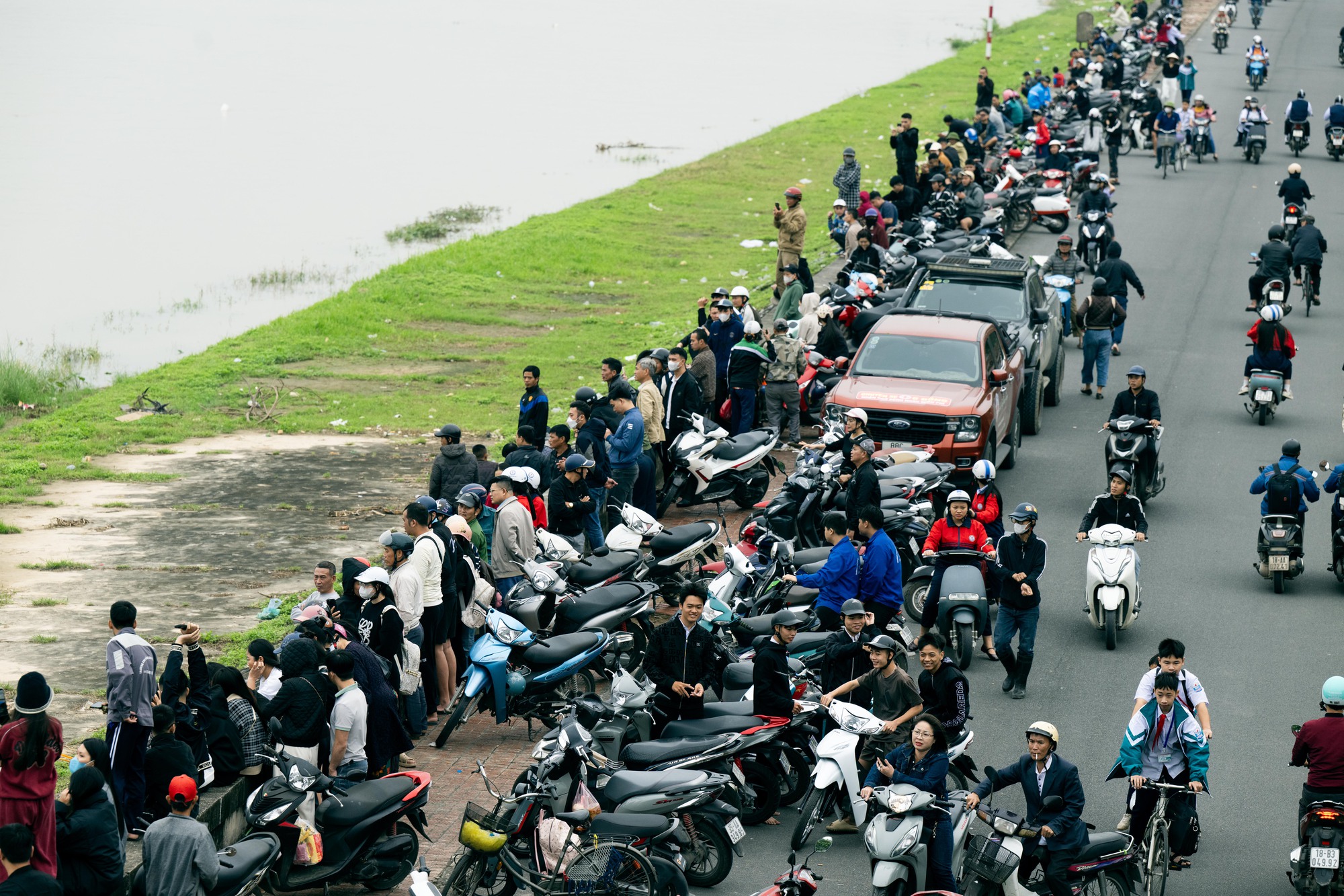 Xót xa ở Ninh Bình: Chú rể 2002 nghi nhảy cầu trong ngày cưới, hình ảnh tại hiện trường khiến dân mạng lặng người!