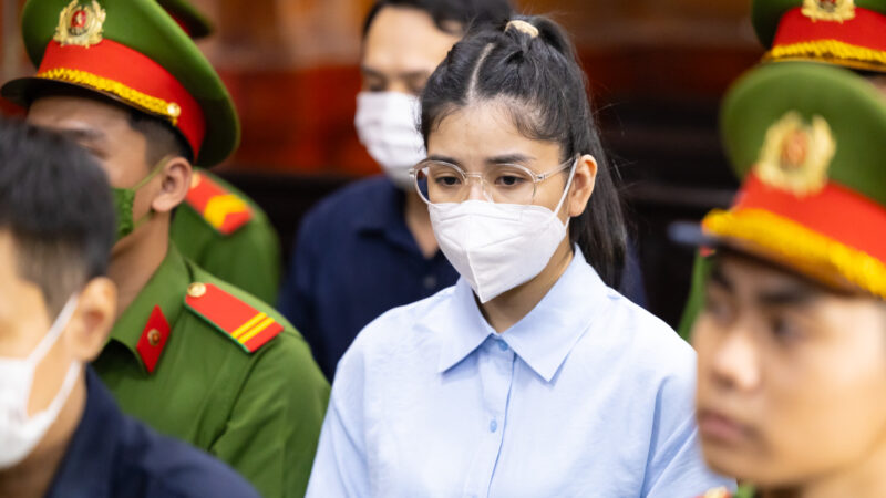 Hằng Du Mục bật khóc khi luật sư nhắc: ‘Bị cáo vẫn phải vắt sữa vì đang nuôi con nhỏ’