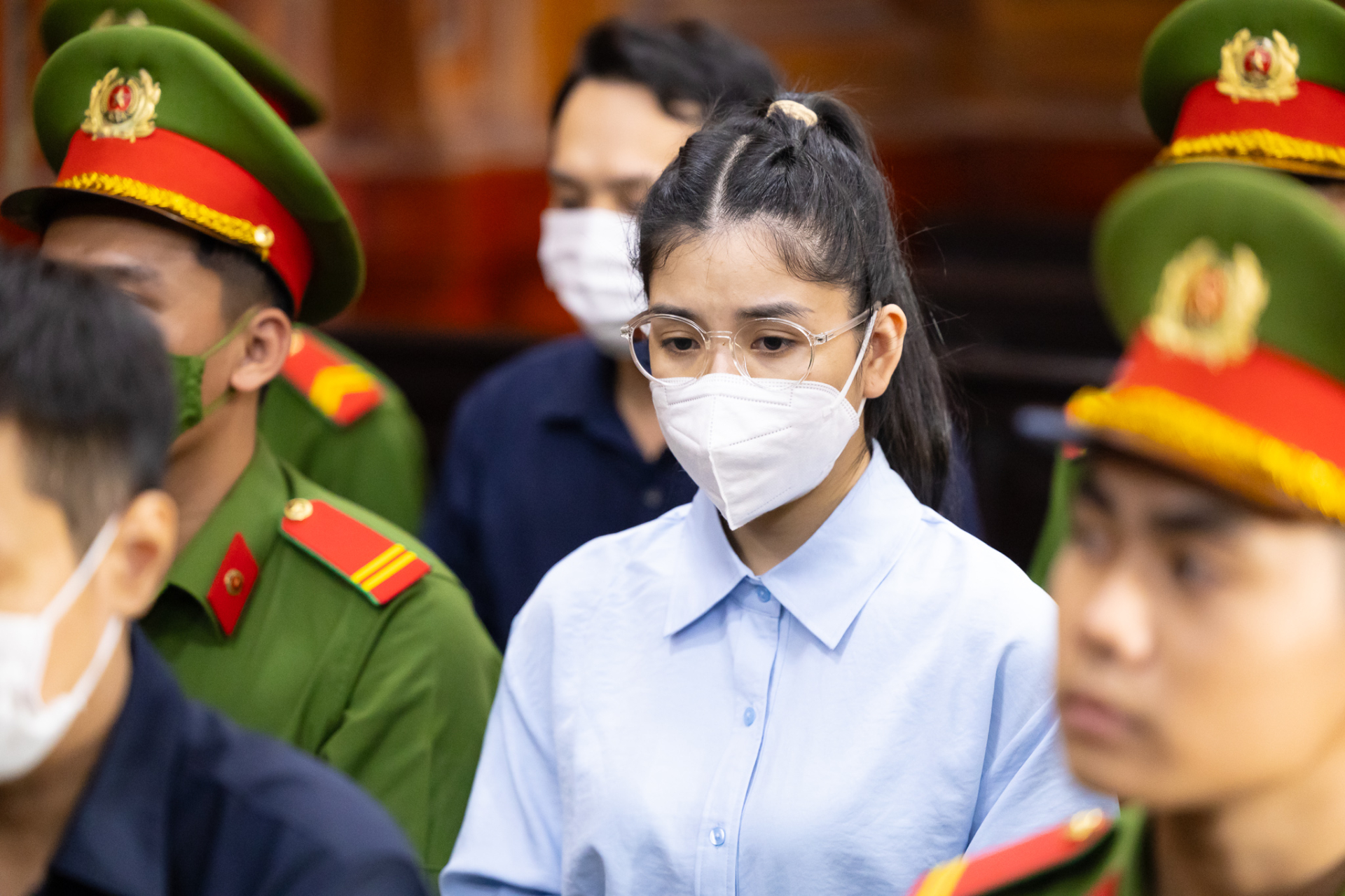 Hằng Du Mục bật khóc khi luật sư nhắc: ‘Bị cáo vẫn phải vắt sữa vì đang nuôi con nhỏ’