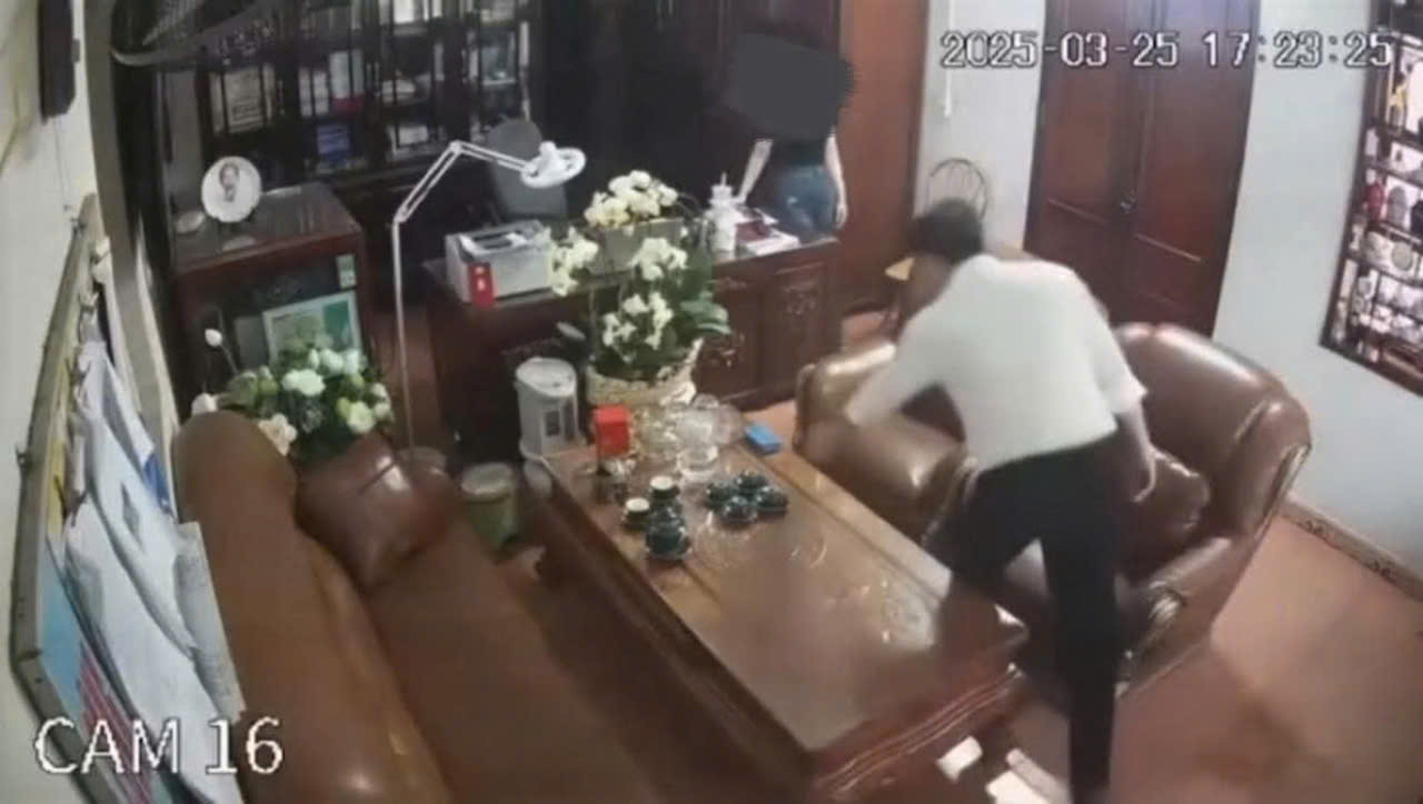 “Lộ clip lãnh đạo ‘5 phút 3 cảnh’ ngay phòng làm việc: Danh tính không phải dạng vừa – bảo sao dám ‘vui giữa ban ngày’, bất chấp luôn cả camera an ninh!