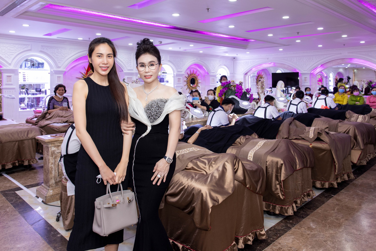 Bất ngờ hé lộ quan hệ thân mật giữa Thủy Tiên và Mailisa: Từ khách VIP đến đối tác từ thiện, cả hai từng quấn quýt không rời