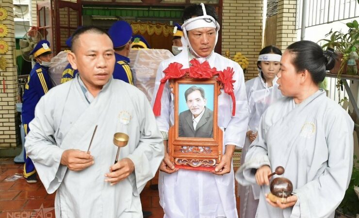 Nghẹn đến quặn lòng: Hai con Thương Tín lầm lũi tiễn biệt cha trong đám tang vắng lặng, không một đồng nghiệp xuất hiện!