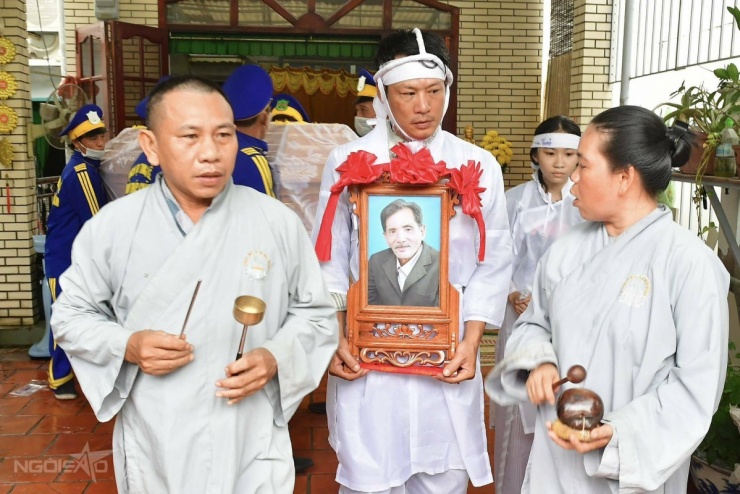 Nghẹn đến quặn lòng: Hai con Thương Tín lầm lũi tiễn biệt cha trong đám tang vắng lặng, không một đồng nghiệp xuất hiện!