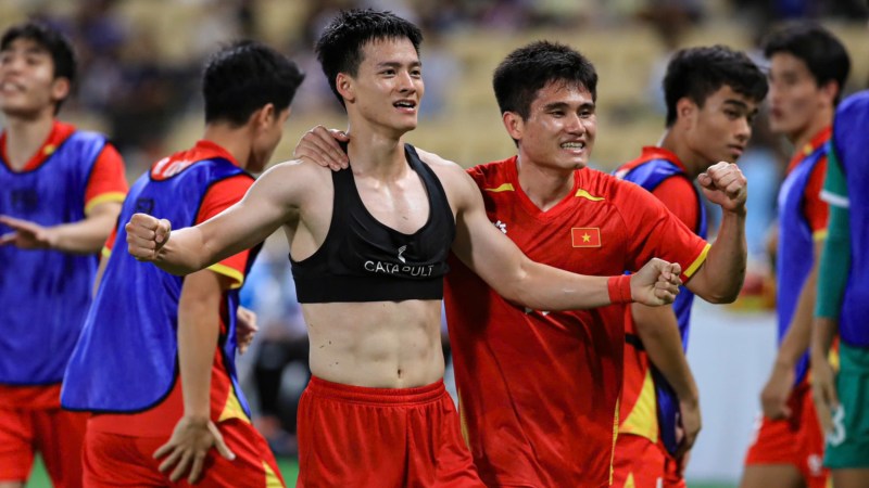 Danh tính Nguyễn Thanh Nhàn – người hùng cởi áo khoe 6 múi sau bàn thắng “kết liễu” Thái Lan ở chung kết SEA Games: 22 tuổi đã vừa có sự nghiệp ấn tượng, vừa yên bề gia thất với vợ đẹp con xinh