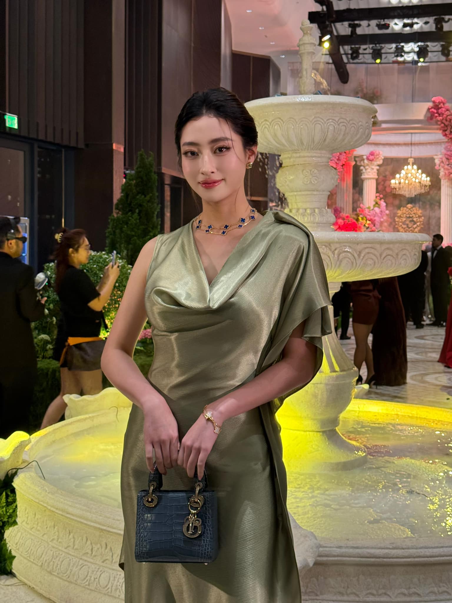 Lương Thùy Linh rơi vào vòng xoáy bất ổn: Xuất hiện là dính tranh cãi, hậu hoa hậu mà vẫn chưa có nổi một hình ảnh riêng cho ra hồn