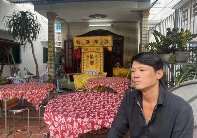 Hình ảnh tại tang lễ NS Thương Tín: Con trai ngồi thất thần, nghẹn ngào vì không kịp nhìn cha lần cuối