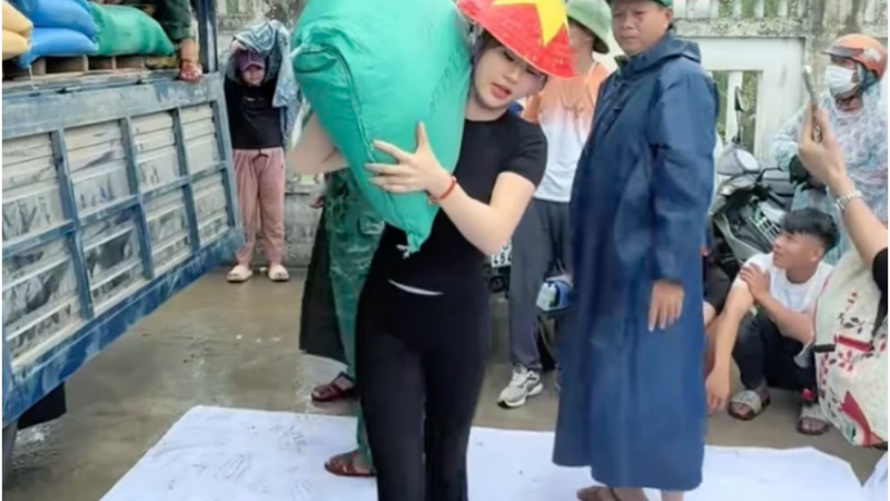 Cô gái b:ốc v:ác lái xe tải 30 tấn đang rần rần trên MXH: Hiếm có người phụ nữ nào được như chị, v:ác bao hàng cả tạ nhẹ tễnh