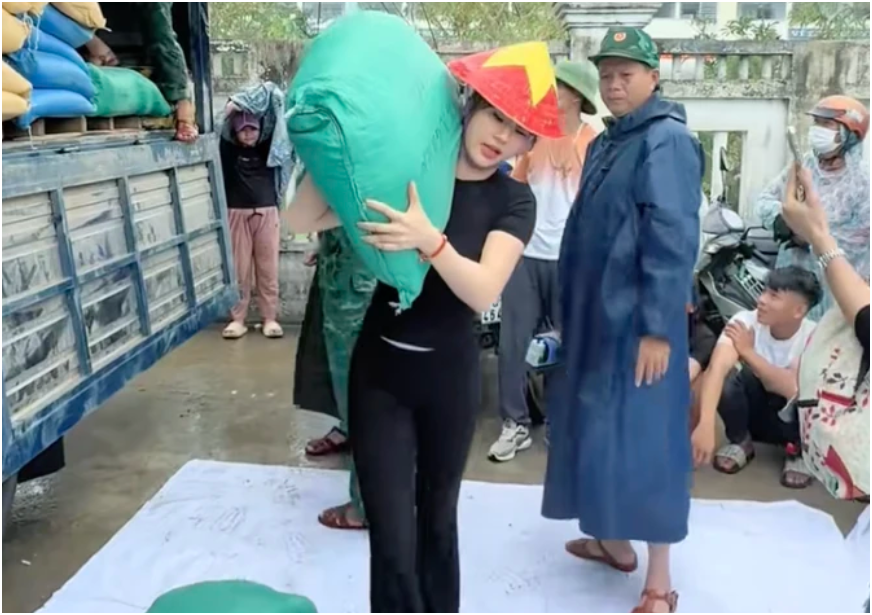 Cô gái b:ốc v:ác lái xe tải 30 tấn đang rần rần trên MXH: Hiếm có người phụ nữ nào được như chị, v:ác bao hàng cả tạ nhẹ tễnh