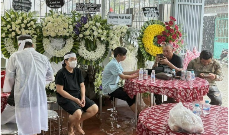 Hàng xóm đến tiễn nghệ sĩ Thương Tín lần cuối: ‘Quá bất ngờ khi không thấy bóng dáng của 1 nghệ sĩ đồng nghiệp nào đến viếng và tiễn đưa’