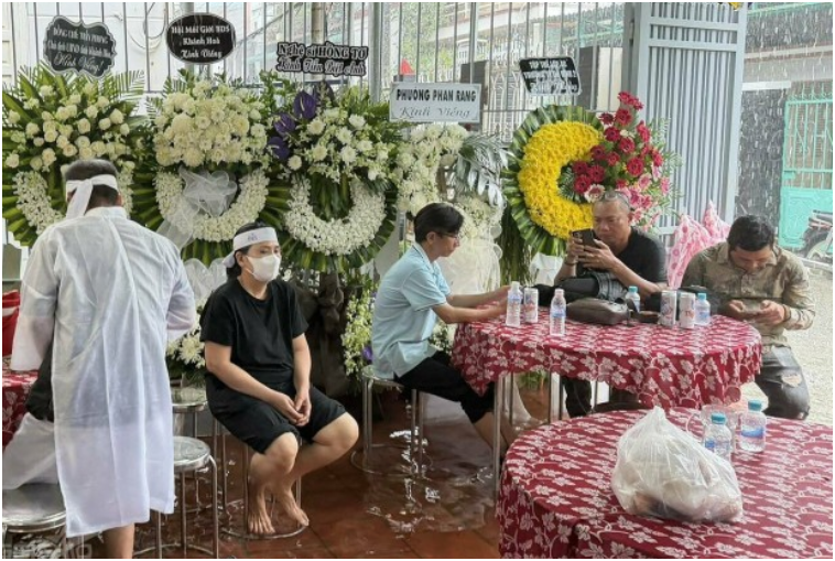 Hàng xóm đến tiễn nghệ sĩ Thương Tín lần cuối: ‘Quá bất ngờ khi không thấy bóng dáng của 1 nghệ sĩ đồng nghiệp nào đến viếng và tiễn đưa’