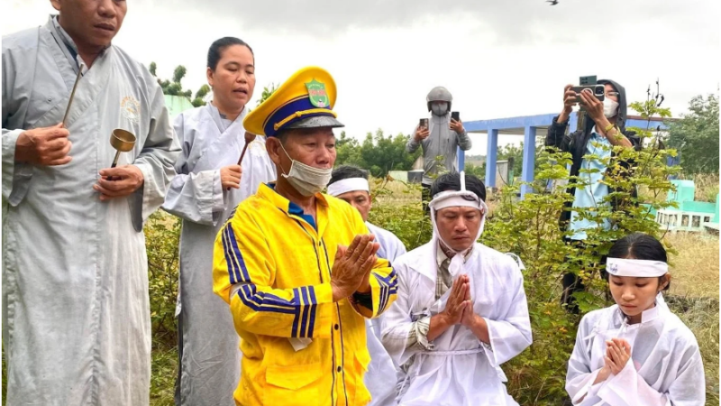 Một nữ ca sĩ nổi tiếng ngỏ ý muốn xây mộ cho diễn viên Thương Tín: ‘Xót xa khi thấy đám ta:ng vắng vẻ người tới viếng’