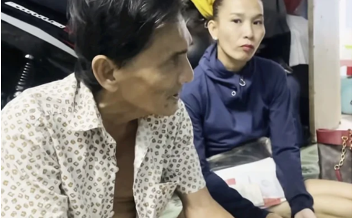 Vợ kém 32 tuổi của Thương Tín nấc nghẹn kể cuộc sống cuối đời của nam diễn viên, nhiều người tỏ ra bức xúc: Thế sao lúc ông bệnh tật không chăm sóc, mà giờ ngồi khóc