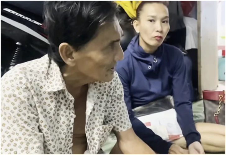 Vợ kém 32 tuổi của Thương Tín nấc nghẹn kể cuộc sống cuối đời của nam diễn viên, nhiều người tỏ ra bức xúc: Thế sao lúc ông bệnh tật không chăm sóc, mà giờ ngồi khóc