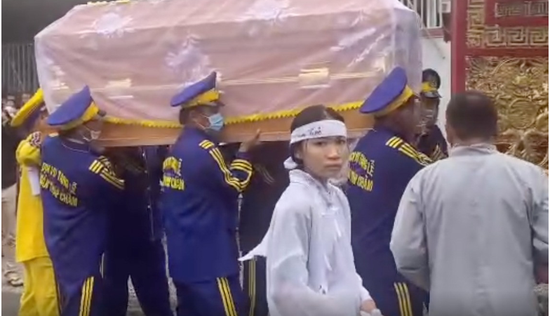 Rõ hình ảnh về con trai – con gái cực hiếm của NS Thương Tín: Không giấu được nổi buồn trong lễ ta:ng cha