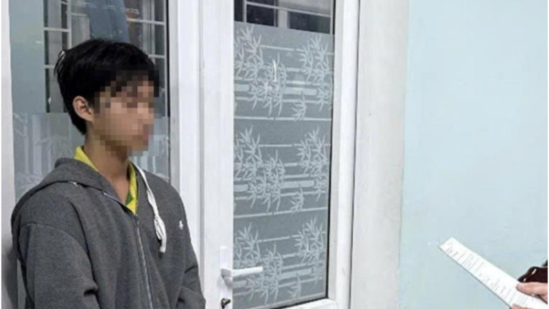 Bức xúc một thiếu niên giậ:t vé số của người khuy:ết t:ật