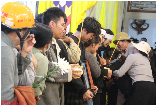 Nghẹn ngào dòng người ti:ễn đưa 4 nạ:n nh:ân vụ ch:áy nhà ở Đắk Lắk: “Chưa bao giờ tôi chứng kiến một cảnh đau lòng đến vậy”