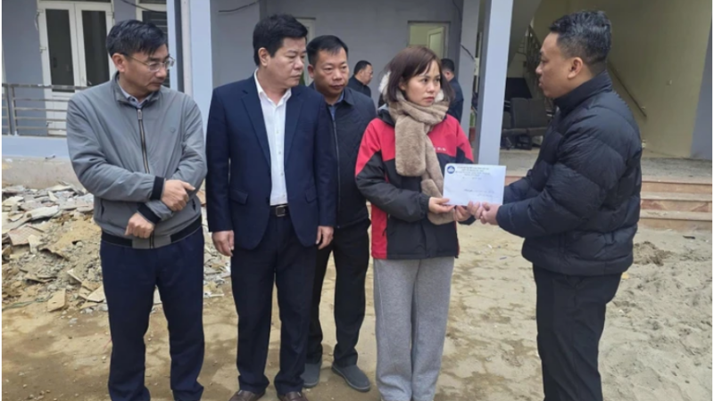 Vụ l:ật xe 9 người t:uvo:ng: ‘Chồng thực hiện 1 tâm nguyện dang dở của vợ, trao số tiền đến cho trường’