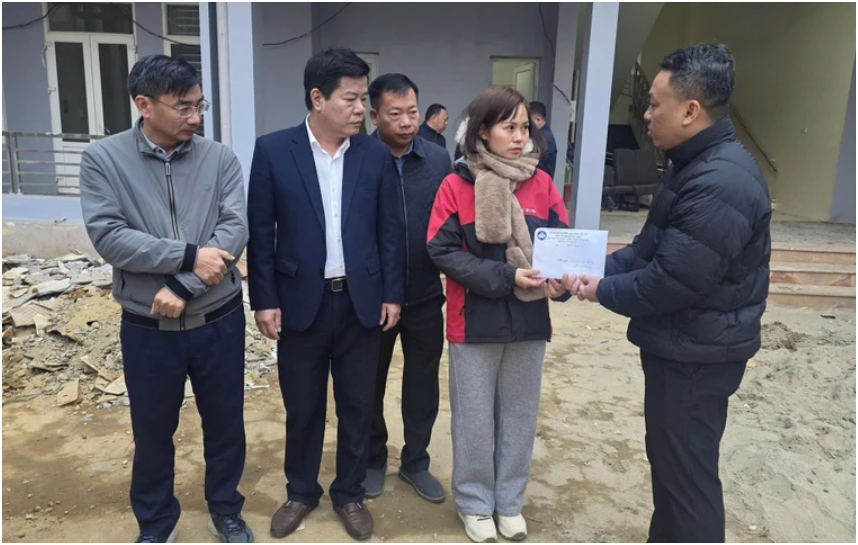 Vụ l:ật xe 9 người t:uvo:ng: ‘Chồng thực hiện 1 tâm nguyện dang dở của vợ, trao số tiền đến cho trường’