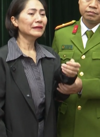 Nguyễn Thị Thu Hà – Giám đốc Ngọc Việt Education, đơn vị tổ chức “Về đây bốn cánh chim trời”, bật khóc khi bị bắt vì tội lừa đảo chiếm đoạt tài sản