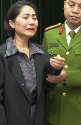 Nguyễn Thị Thu Hà – Giám đốc Ngọc Việt Education, đơn vị tổ chức “Về đây bốn cánh chim trời”, bật khóc khi bị bắt vì tội lừa đảo chiếm đoạt tài sản