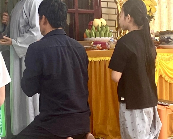 Vợ trẻ Thương Tín đưa con gái 12 tuổi về chịu tang, khán giả dậy sóng trách móc: ‘Lúc chồng bệnh chẳng đưa con về thăm, giờ mất rồi mới xuất hiện để làm gì?’