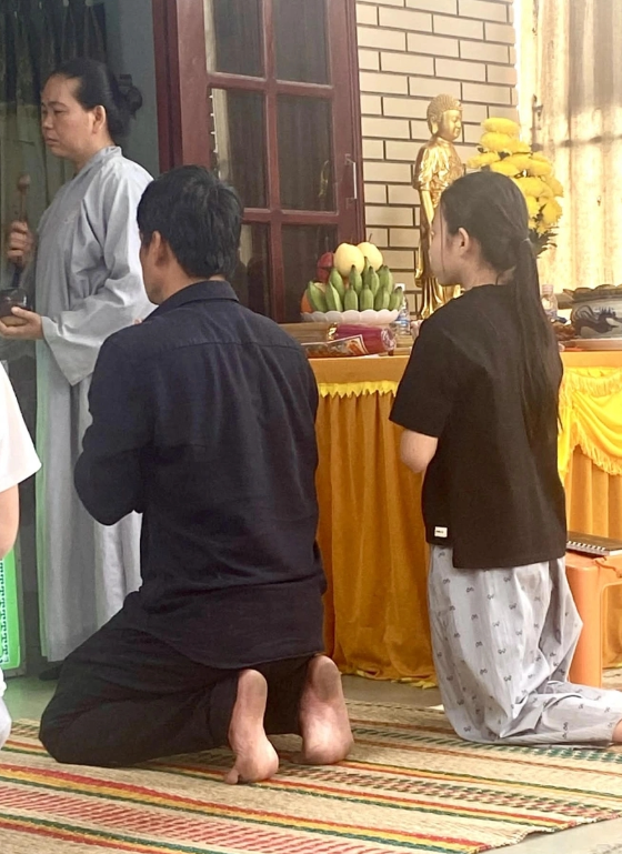 Vợ trẻ Thương Tín đưa con gái 12 tuổi về chịu tang, khán giả dậy sóng trách móc: ‘Lúc chồng bệnh chẳng đưa con về thăm, giờ mất rồi mới xuất hiện để làm gì?’