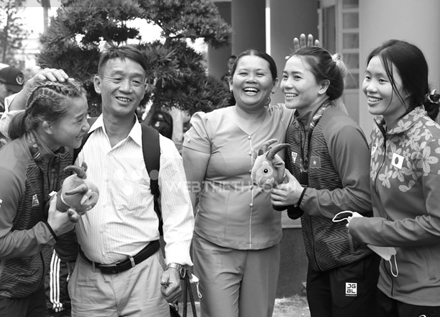 Giành 3 HCV SEA Games trở về, 3 chị em võ sĩ chết lặng khi hay tin cha qua đời