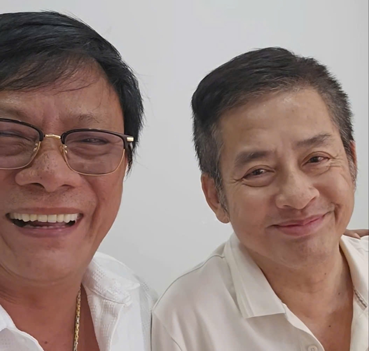 Tấn Hoàng trực tiếp đến thăm, livestream báo tin về sức khỏe của Tấn Beo: Nhìn chú Beo giờ già lắm, tóc bạc trắng hết, nhìn mà xót