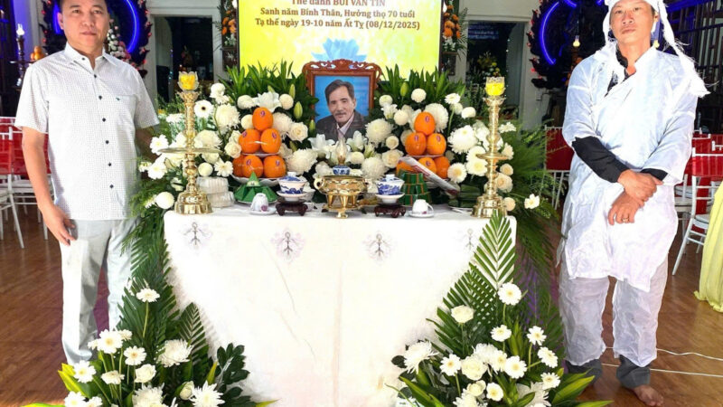 Con trai Thương Tín nghẹn ngào trong lễ cầu siêu của cha, chỉ một câu nói thôi cũng đủ khiến người hâm mộ lặng người