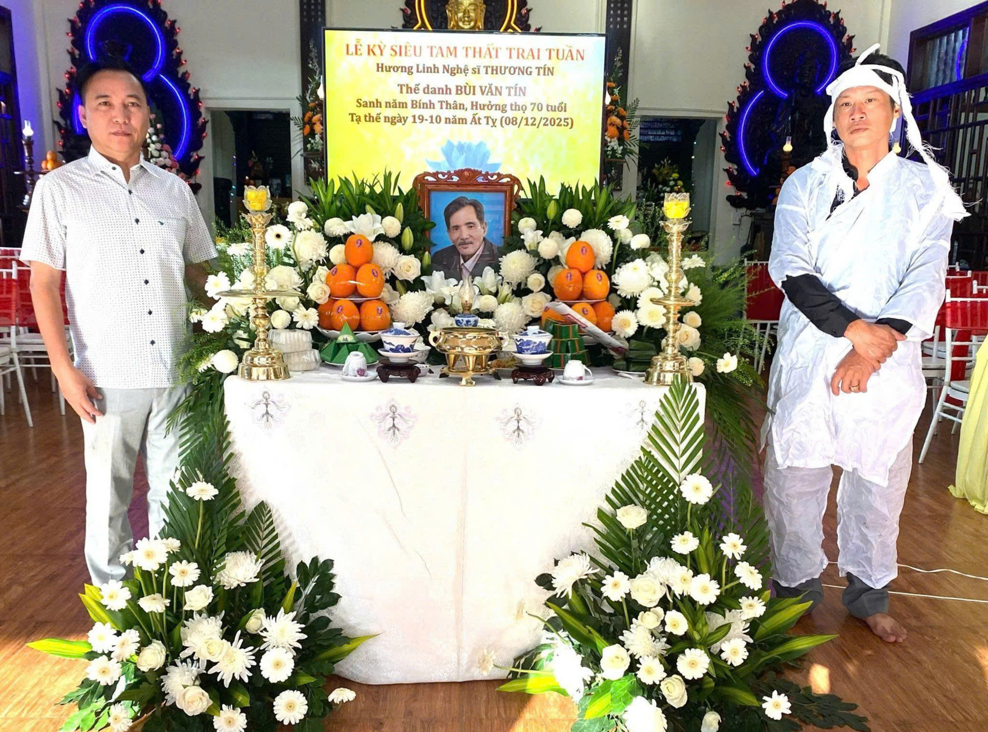 Con trai Thương Tín nghẹn ngào trong lễ cầu siêu của cha, chỉ một câu nói thôi cũng đủ khiến người hâm mộ lặng người