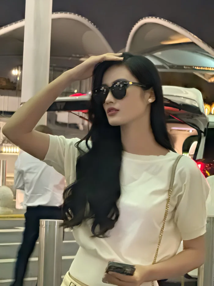 Ý Nhi tung loạt ảnh đu trend “trạm tỷ”: Khoe trọn đôi chân dài, netizen trầm trồ không ngớt