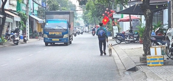 Người đàn ông lang thang cùng chú chó ở TP.HCM xin việc hơn 30 công trình đều bị từ chối: Nghe hoàn cảnh ai cũng chạnh lòng