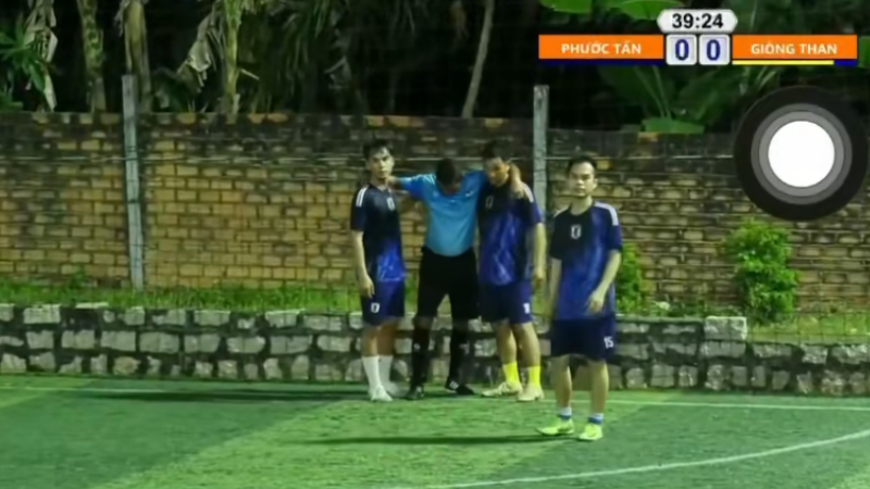 Bàng hoàng trọng tài Việt Nam đột quỵ ngay trên sân bóng, qua đời sau cơn đau ngực khiến nhiều người không kịp trở tay