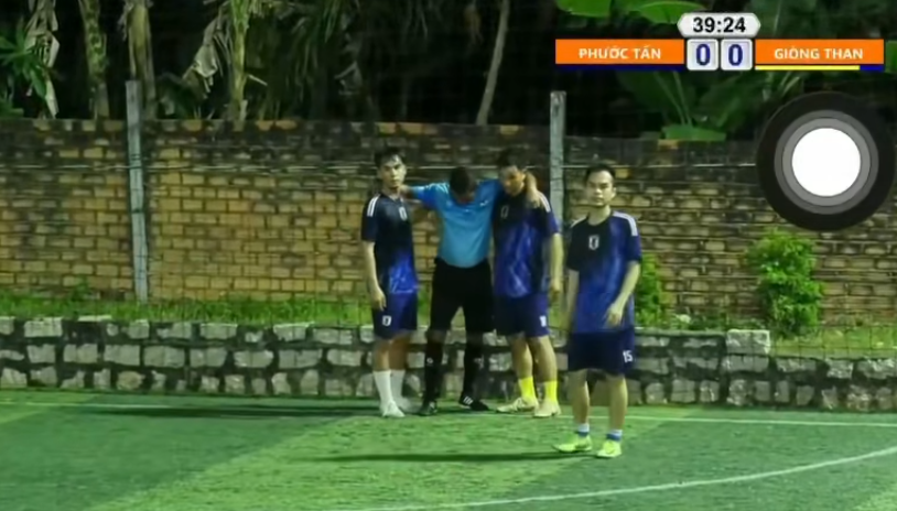 Bàng hoàng trọng tài Việt Nam đột quỵ ngay trên sân bóng, qua đời sau cơn đau ngực khiến nhiều người không kịp trở tay