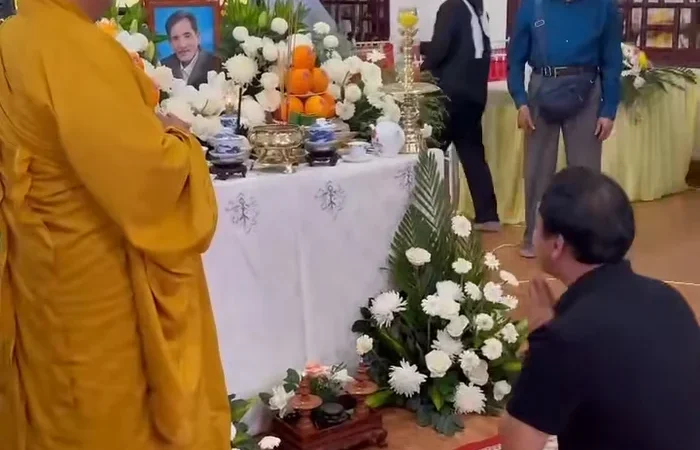 Quyền Linh đến viếng mộ cố Thương Tín sau 21 ngày ra đi: Một nén nhang muộn màng, nhưng còn hơn là im lặng