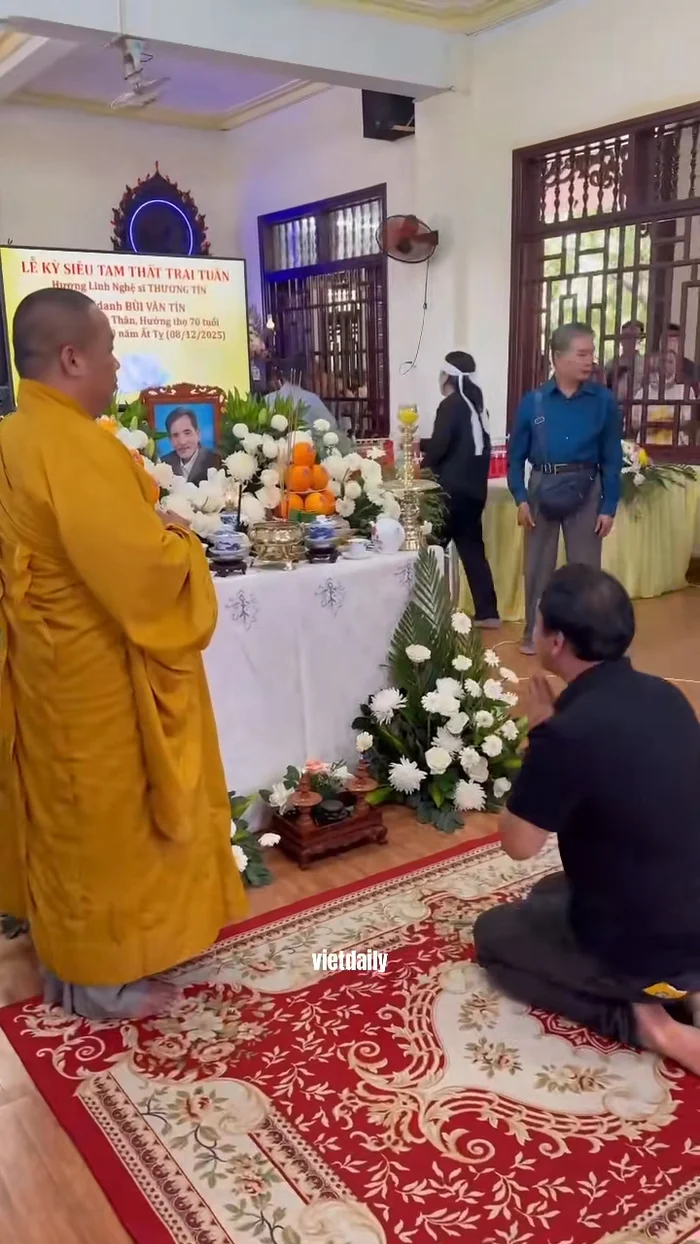 Quyền Linh đến viếng mộ cố Thương Tín sau 21 ngày ra đi: Một nén nhang muộn màng, nhưng còn hơn là im lặng