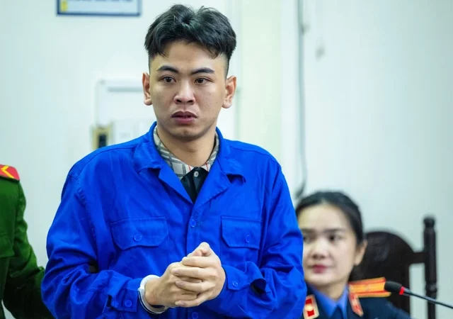 Xuất hiện tại phiên xét xử vụ hành hung nhân viên quán cà phê ở Hà Nội, “tổng tài” để lộ vẻ mặt căng thẳng, mắt đỏ hoe, tay chân run rẩy