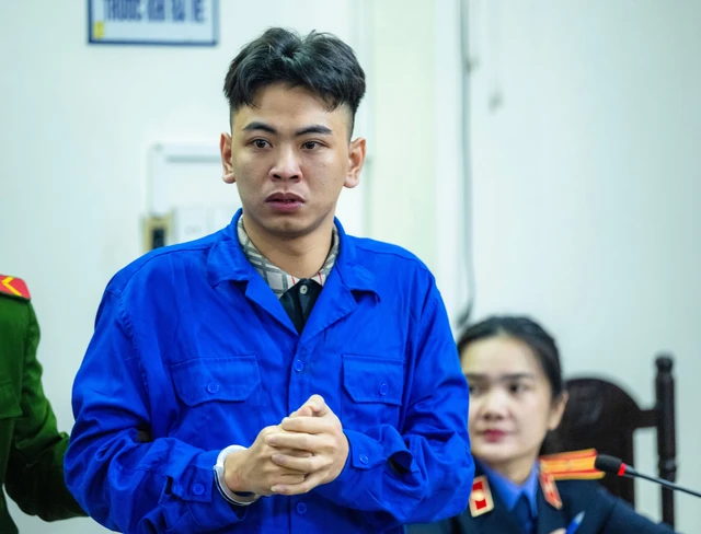 Xuất hiện tại phiên xét xử vụ hành hung nhân viên quán cà phê ở Hà Nội, “tổng tài” để lộ vẻ mặt căng thẳng, mắt đỏ hoe, tay chân run rẩy