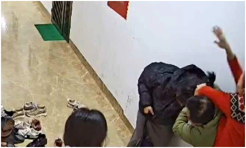 Rồi xong: Người tú:m tó:c, tá:t hàng xóm tại chung cư ở Hà Nội bị triệu tập, chuyến này đi xa