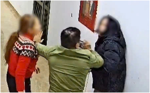 Thôi xong rồi: Tạm giữ hình sự người phụ nữ tú:m t:óc, hà:nh hu:ng hàng xóm tại hành lang chung cư