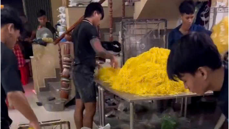 Công an TPHCM đột kích cơ sở 10 năm sản xuất hàng trăm tấn mì trộn chất cấm