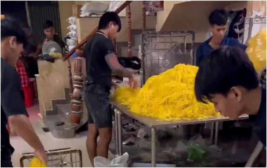 Công an TPHCM đột kích cơ sở 10 năm sản xuất hàng trăm tấn mì trộn chất cấm